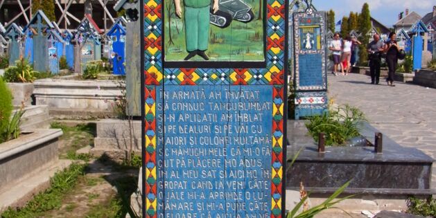 Grabstein auf dem Fröhlichen Friedhof in Săpânța (RO)