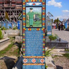 Grabstein auf dem Fröhlichen Friedhof in Săpânța (RO)